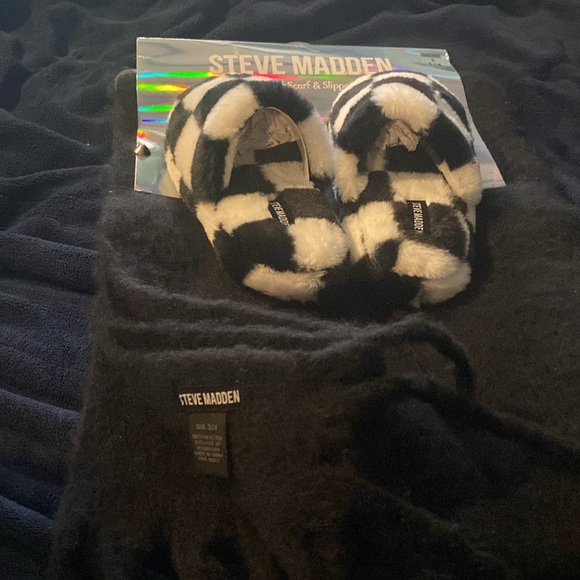 Steve Madden oversized scarf and slipper set 5/6 - Picture 2 of 4